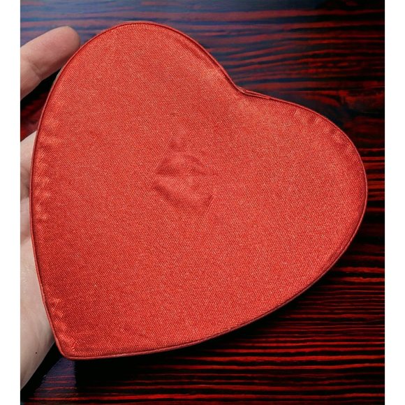 Embroidered Valentine Heart Gift Box - Picture 4 of 8